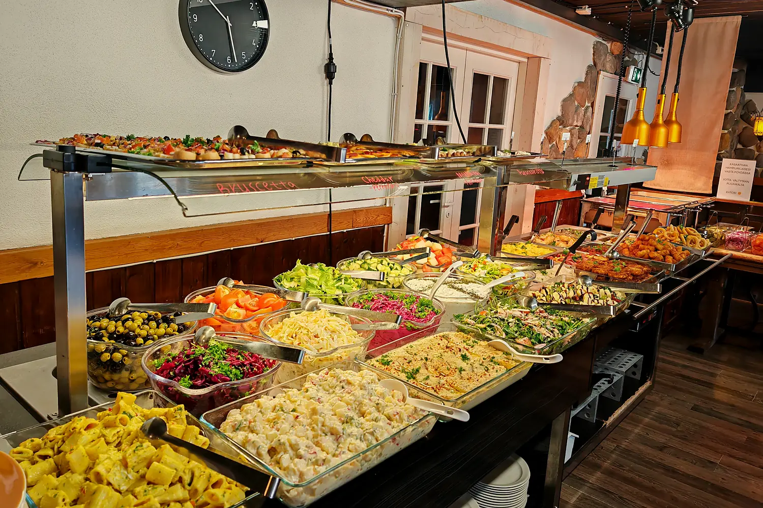 Bistro Liekin lounasbuffet katettuna ravintolasalissa Talvikkitiellä